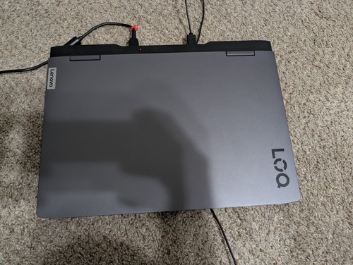 Portatil para juegos Lenovo LOQ 15APH8 15,6" Ryzen 7 7840HS, RTX 4050, 32 GB DDR5 RAM